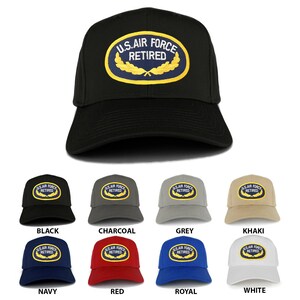 Könnte beinhalten: Ein Set aus zehn Baseballkappen in verschiedenen Farben, jede mit einem blauen ovalen Aufnäher mit dem Text "U.S. AIR FORCE RETIRED" und einem goldenen Lorbeerkranz-Design.