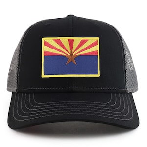 Puede incluir: Una gorra de camionero negra y gris con un parche de la bandera del estado de Arizona en la parte delantera. La bandera es roja, amarilla y azul con una estrella en el centro.