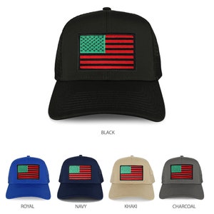 Könnte beinhalten: Schwarze Trucker-Mütze mit einem gestickten Flaggen-Design mit roten Streifen und einem grünen Sternenfeld. Die Mütze hat einen Mesh-Rücken und einen gebogenen Schirm. Weitere Farben sind Königsblau, Marine, Khaki und Anthrazit.