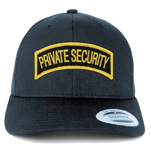 Puede incluir: Una gorra de camionero azul marino con un parche amarillo que dice "PRIVATE SECURITY". La gorra tiene una parte trasera de malla y un cierre a presión.
