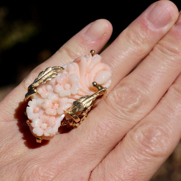 14K 585 solid yellow gold carved angel skin coral  22.6 grams 6.75 SIZE STATEMENT RING '1960s