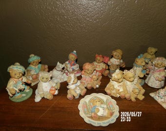 18 figuras variadas de peluches antiguos descatalogados de Cherished Teddies, 2 platos.