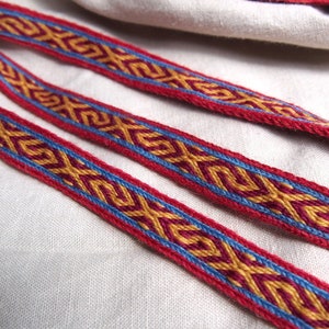 Tablet woven trim, viking trim, card woven braid, tablet weaving, Brettchenborte, reenactment, Viking dress, Viking tunic, D82