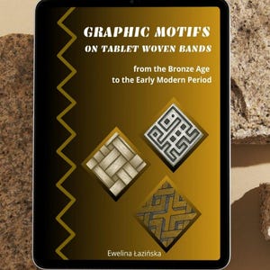 以下が含まれることがあります： Ewelina Łazińska著「Graphic Motifs on Tablet Woven Bands from the Bronze Age to the Early Modern Period」というタイトルのブックカバーを表示するデジタルタブレット。カバーはゴールドからブラックへのグラデーションで、3つのひし形の模様が描かれています。