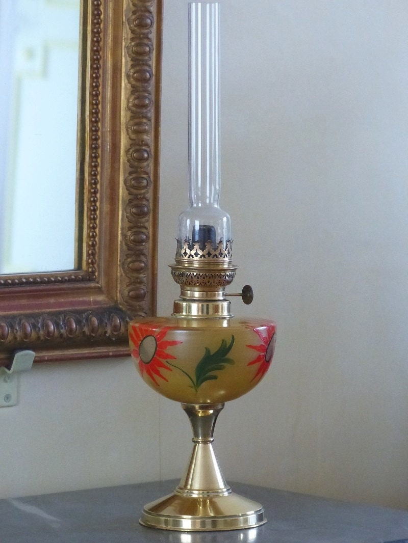 Lampe à pétrole française. Lampe ancienne