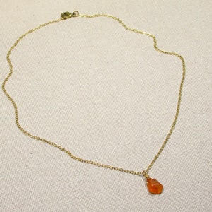 Halskette KLEINER KARNEOL zarte Messingkette gold mit rohem Karneol, Wire Wrapping Messing handmade, Karneolanhänger Bild 8