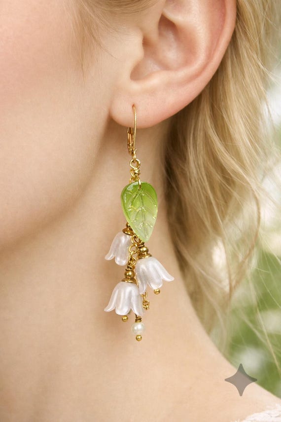 Ohrringe MAIGLÖCKCHEN aus goldenem Messing, weißen Kunststoffblüten und grünen Glasblättern (2385)