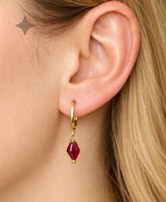 Orecchini A Perno Philip Jones, Rosso Scuro Con Cristalli Zircondia. Eleganti, In Sacchetto Regalo, Con Garanzia 12 Mesi. Gioielli Di Moda.
