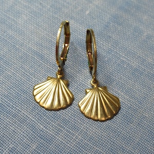 Mini Creole SHELL 12 mm made of golden brass with shell pendant (2179)