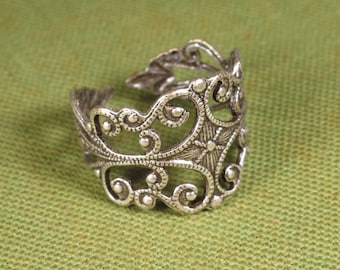 Ring NIBELUNGEN aus versilbertem Messing im keltischen Stil, verstellbar (258)