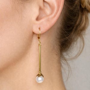 Pendientes largos COLGANTE DE PERLA de latón dorado con perlas de concha blancas en estilo Art Déco (2408)