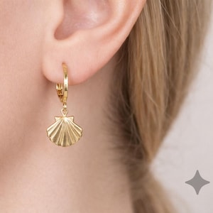 Mini Creoolse SCHELP 12 mm van goudkleurig messing met schelphanger (2179)