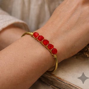 Brazalete de cornalina brillante de latón dorado con cuentas de cornalina de color rojo anaranjado en estilo bohemio (2435)