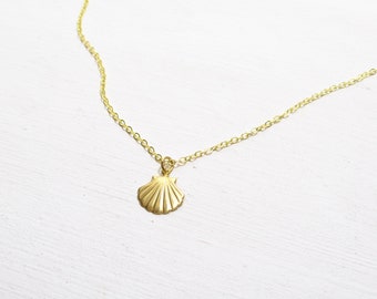 Necklace SHELL golden shell necklace made of brass, small delicate necklace with shell pendant scallop pilgrimage route