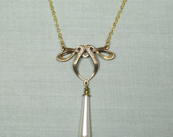 MISS FISHER necklace made of bronze-colored brass with a white drop pearl in the Art Nouveau style (1872)