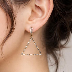 Brincos Triângulo Brilhante em latão dourado com triângulos cravejados de zircônias no estilo Art Déco (2457)