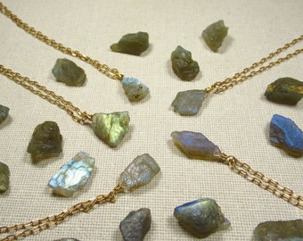Necklace RAW LABRADORITE made of golden brass with a raw stone pendant in grey (2307)