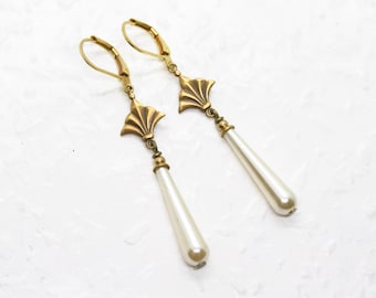 Miss Fisher earrings in bronze-colored brass with long white drop pearls in Art Deco style (1871)