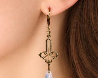 Pendientes HERMIA de latón color bronce con gotas de cristal opalino blanco de estilo Art Nouveau (203)