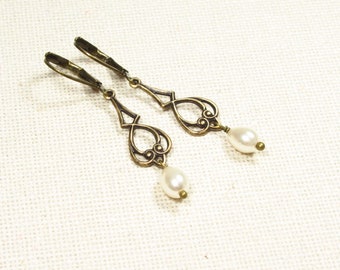 Pendientes de perlas de latón color bronce con pequeñas perlas blancas de estilo Art Nouveau (2345)