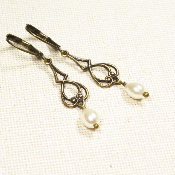 Orecchini PEARL HANGERS in stile Art Nouveau con perle bianche a goccia