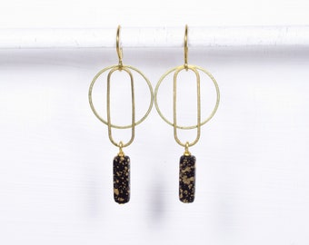 Ohrringe GOLDFLECKEN geometrische Ohrringe gold Messing, Glasperlen schwarz goldene Sprenkel Flecken, Terrazzo Stil Art Déco