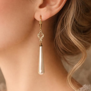 Boucles d'oreilles Art Déco en laiton couleur bronze avec de longues perles blanches pendantes dans le style Miss Fisher (2312)