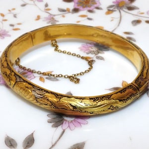 Brazalete antiguo de oro damasquinado Meiji Komai: brazalete con incrustaciones de pájaro grulla