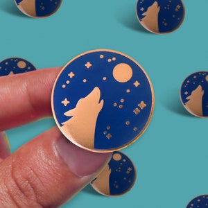 Howling Wolf Pin badge, Woodland Enamel pins, Halloween Enamel pin,Wolf and Moon lapel pin, Unique Wolf head Pin