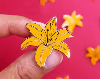 Pin esmaltado de lirio amarillo, pin de solapa floral en oro rosa
