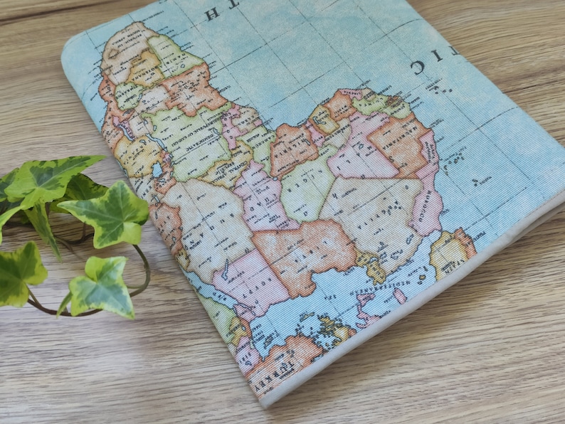 Book Sleeve World map, Couverture de livre de poche pour lui, sac de protection de livre, pochette d'accessoires de livre, cadeaux de Noël pour les lecteurs image 1