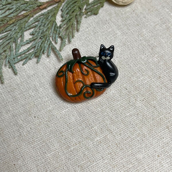 Chat mignon avec broche de citrouille. Halloween. en argile polymère / Fimo en travail manuel détaillé