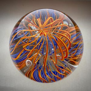 Vintage handgeblazen glazen briefgewicht, veelkleurig wervelend lintmotief, ovaal, 10 cm (1970-1990)