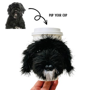 Może przedstawiać: Czarno-biały kubek na kawę z motywem psiej głowy z nadrukiem "Pup Your Cup" na białym tle.