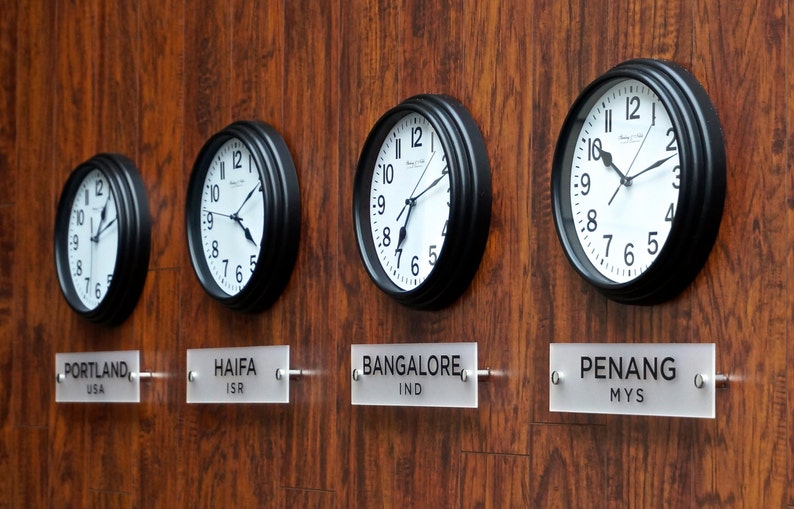 Надпись часах настенных. Часы на стену. Часы настенные для отелей. Настенные часы разные. Часы настенные в разных поясах.