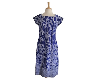 Summer Dress 1970s Hawaiian Short Sleeve Vintage Dress Royal Blue and White Foliage Plant or Vine Print - Made in Hawaii - M