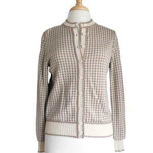 Suéter vintage 1970s Cardigan Vivanti Marca Houndstooth Print Suéter Bronce Ligero y Cuello Ecru Crew - M