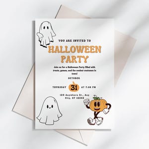 以下が含まれることがあります： 白い紙にベージュの封筒が付いたハロウィーンパーティーの招待状。招待状には、幽霊とカボチャのキャラクターが描かれており、オレンジ色で「YOU ARE INVITED TO HALLOWEEN PARTY」と書かれています。日付は10月31日木曜日午後7時です。