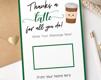 Può includere: Biglietto di auguri bianco con bordo verde e testo "Thanks a latte for all you do!". Presenta una tazza di caffè a fumetti. Include spazio per scrivere un messaggio e una riga "From: Your Name Here". Sono visibili anche una busta marrone e una tazza di caffè.