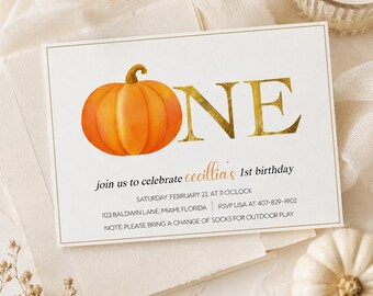 Könnte beinhalten: Eine rechteckige Geburtstagseinladungskarte mit einem orangefarbenen Aquarell-Kürbis, der den Buchstaben O im Wort ONE ersetzt, das in goldener Schrift gedruckt ist. Die Karte enthält Details zu Cecillias 1. Geburtstag am Samstag, 22. Februar, um 11 Uhr.