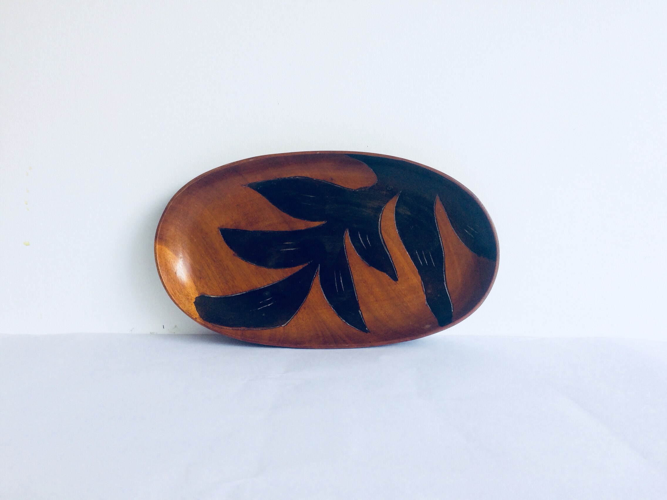 Plateau Décoratif ou Vide Poche en Bois Exotique avec Ornement Sculpté .fabrication Artisanale .