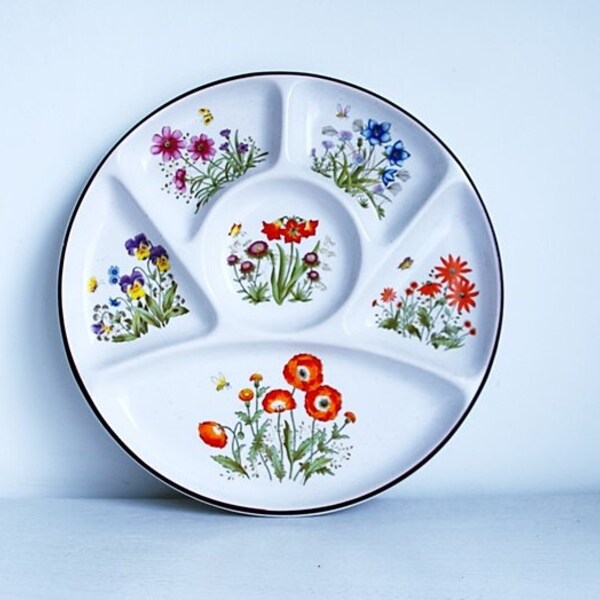 Assiettes (lot de 6) à fondue ou à raclette en céramique en parfait état avec des illustrations de different bouquet de fleurs champêtre.