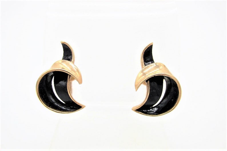 Elegant Vtg Crown Trifari Gold Tone Leaf Brooch /& Clip Earrings wBlack Enamel