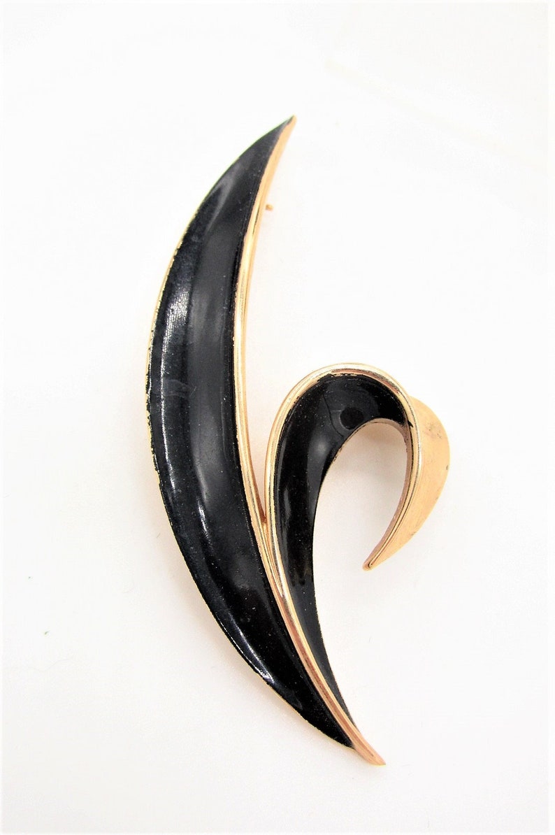 Elegant Vtg Crown Trifari Gold Tone Leaf Brooch /& Clip Earrings wBlack Enamel