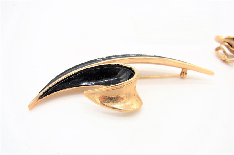 Elegant Vtg Crown Trifari Gold Tone Leaf Brooch /& Clip Earrings wBlack Enamel