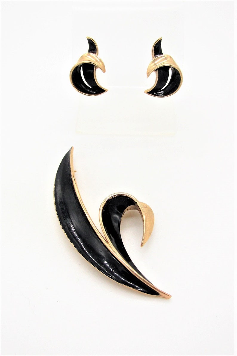Elegant Vtg Crown Trifari Gold Tone Leaf Brooch /& Clip Earrings wBlack Enamel