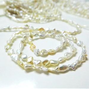 2-5 mm Mix Lang / Barock Weiß und Golden Akoya Keshi Halskette Strang