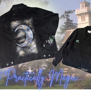 Puede incluir: Dos chaquetas vaqueras negras. Una presenta un diseño de luna creciente y estrellas en la espalda. La otra tiene parches y bordados. El texto "It's Practically Magic..." está en la parte inferior.