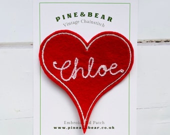 Patch personalizado com nome - Aplique bordado em ponto corrente com coração vermelho