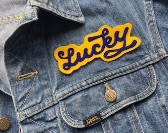 Patch personalizado com nome em ponto corrente, bordado vintage em feltro de lã.